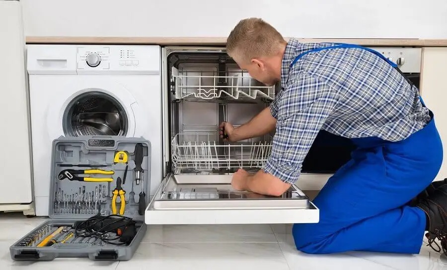 Başiskele Hitachi servisi teknisyen ekibi beyaz eşya tamiri yaparken